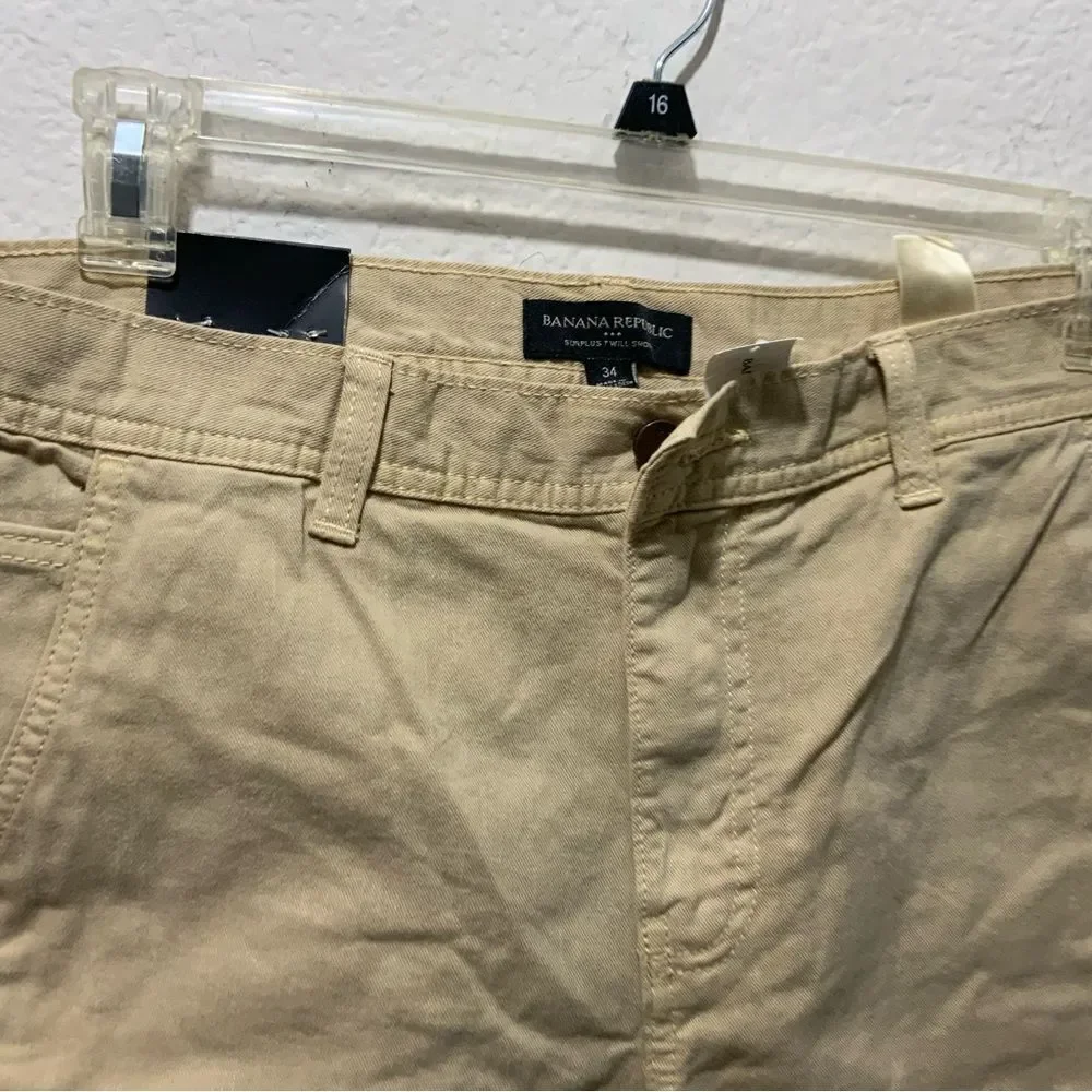 Banana Republic  Men 8-5 Inch  inseam Twill Short Light Stone tan